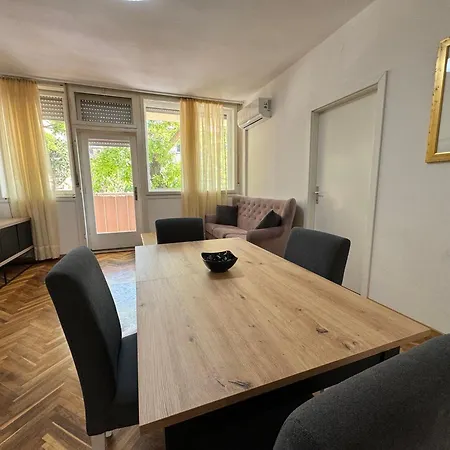 Large 3br Family In The Center And 5bd *