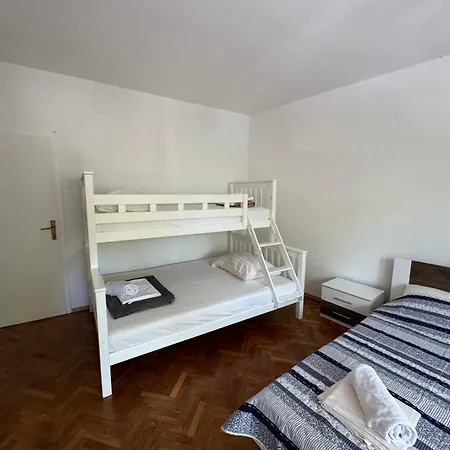 Large 3br Family In The Center And 5bd *